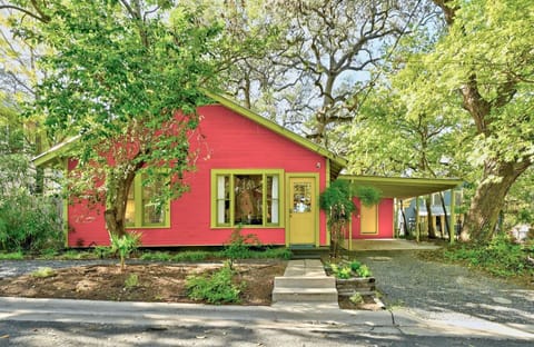 Welcome to the red house - a 1926 modernized bungalow close to everything!