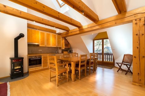 Koritnica Apartments - Gora -dining area and kitchen