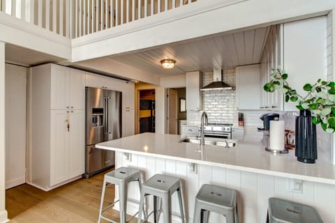 Kitchen/ Breakfast Bar