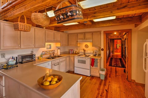 Kitchen | Equipped w/ Cooking Basics