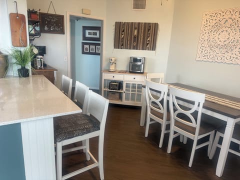 Enjoy breakfast at the bar or dinner at the table. Espresso machine, air fryer