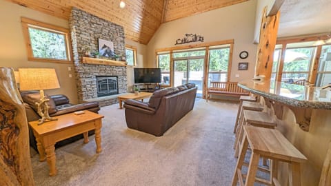 Poplar 16 - Living Area