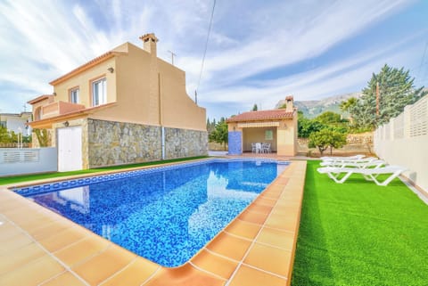 Holiday villa with private pool located in Calpe (Costa Blanca) for 8 people, with four bedrooms and three bathrooms distributed over two floors.INTERIOR: The GROUND FLOOR is closed and uninhabited during the rental. THE HIGH FLOOR: It is accessed by external stairs through the covered terrace with access to the large dining room and living room with SAT / tdt TV. It also has a separate kitchen with fully equipped gas fires. A room with a washing machine. There are two large bedrooms with 2 single beds each. A separate bathroom with shower. And two large bedrooms with a double bed each. Apart there is a toilet. The living room and all bedrooms are equipped with air conditioning.EXTERIOR: Nice 8x4 pool (1m min. and 1.70m max.) area with Roman stairs, covered construction barbecue and an outdoor shower. There is also a bathroom with shower. Parking on the plot for 2 vehicles.LOCATION: The villa is located in a privileged area called "Benicolada" near the center of Calpe 600 m as well as the sandy beach 1.3 km. The nearest supermarket is only 600 meters from the house.OBSERVATION: Free WiFi. Pets are allowed up to 12 kg with supplement.