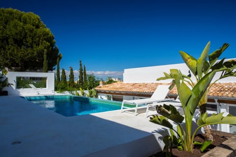 Terra Blanca: This fantastic villa with pool is located in the city of Palma de Mallorca, and consists of a garage. Enjoy the space and a swimming pool and all the services and cultural events that this splendid city offers.