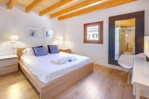 The URBAN SUITES PALMA apartment 3 has a bedroom with a double bed, wardrobes and bedside tables, with air conditioning and a hair dryer. NB: The bedroom does not have a door, it is located at the end of the corridor, next to the bathroom.