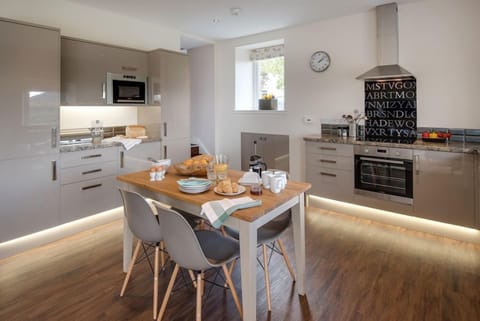 Smiddy - kitchen and dining table