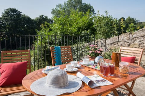 Coldstream Coach House - outside patio area with outside dining table and chairs (furniture has been changed)