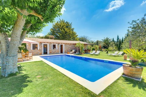 Pool and garden with the Villa Can Sion building in the background, holiday villa in Esporles Mallorca