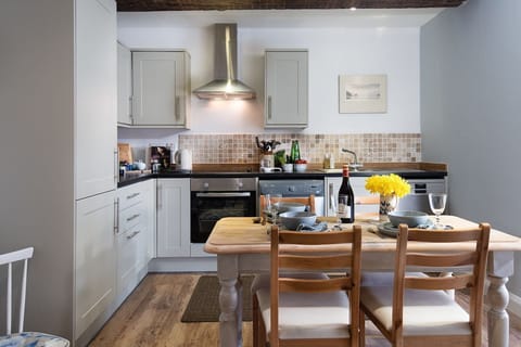 The Meeting House - kitchen and dining area