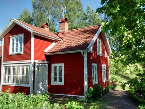 Holiday house in Lönneberga on the river near Vimmerby up to 10 persons - Haus Oskarslund Villa in Kalmar County, Sweden