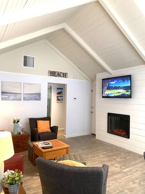newly remodeled cottage - living room with fireplace and high ceiling