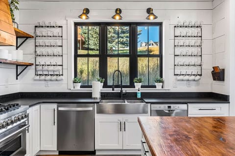 kitchen, 2 dishwashers and 2 fridges