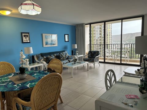 Living area with Ocean and Diamond Head Views.