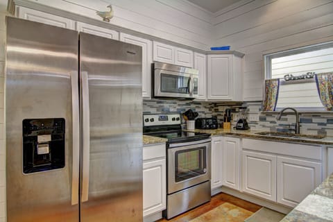 Kitchen - Experience culinary charm in this cozy kitchen, where efficiency meets elegance