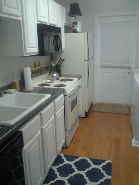 KITCHEN WITH WASHER AND DRYER