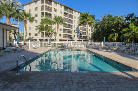 Estero Cove Pool and Sundeck