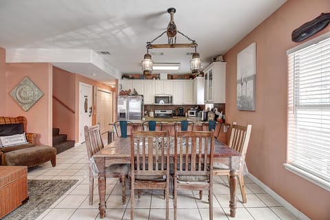 Dining area - Spacious dining room with seating for 6 guests