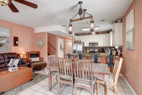 Dining area - Modern dining space with stylish décor