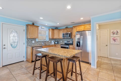 Need extra seating? Our breakfast bar is perfect for casual meals, snacks, or catching up with family and friends.