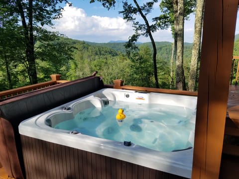 Oversized Hot tub with amazing mountain views and privacy!