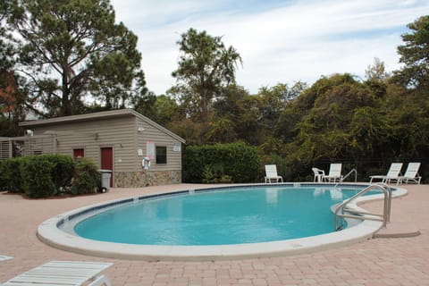 FAMILY FRIENDLY LAGOON POOL - FAMILY FRIENDLY LAGOON POOL