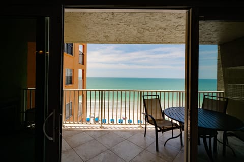 Spacious balcony overlooking beautiful Gulf Coast Beaches of FL -Amazing sunsets