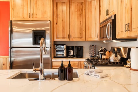 Fully Equipped Kitchen - Drip & Keurig Coffee Makers, Seasonings & Cooking Basics