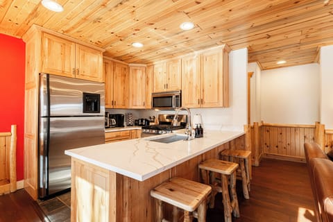 Fully Equipped Kitchen - Drip & Keurig Coffee Makers, Seasonings & Cooking Basics