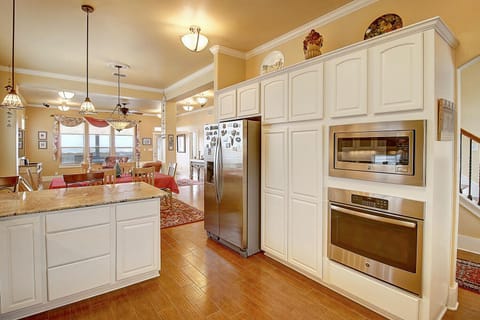 Kitchen - View of dining area from kitchen