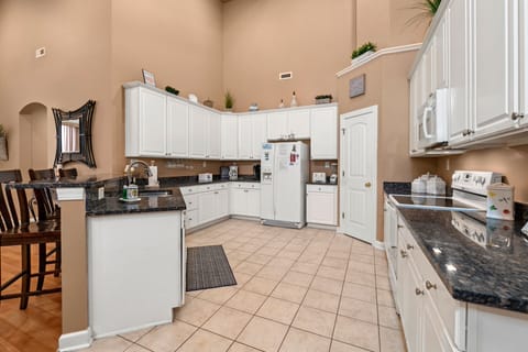 full size kitchen - fully stocked kitchen