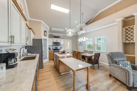 Kitchen and dining area - Need a little extra room to prep your catch of the day; then you are in luck because there is an island to help you out.