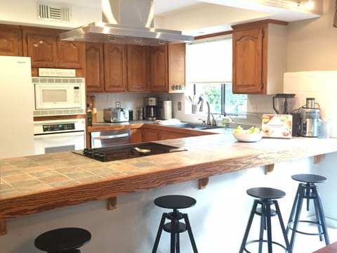Fully equipped kitchen with bar seating for 4