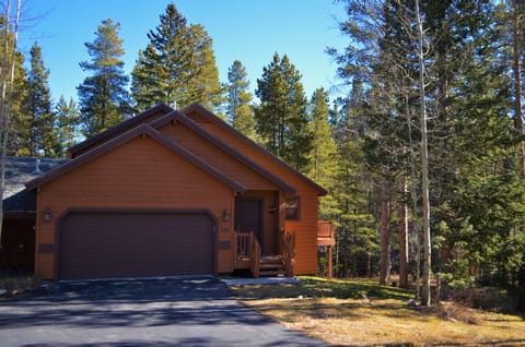 Welcome to Park Forest 115 - This gorgeous and spacious private home is part of a large duplex. It is located up the hill from Main St., in walking distance from Breckenridge Ski Resort. It has two, sizable decks and a private hot tub.