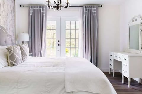 Bedroom 1 King Bed w/En suite bathroom