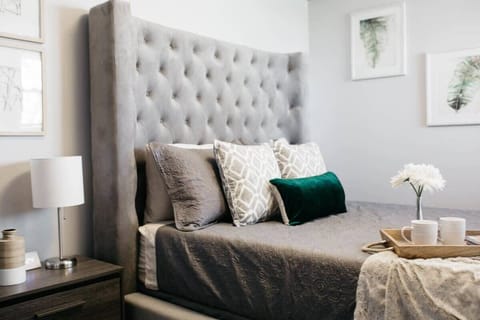 Bedroom 2: Queen Bedroom w/Smart TV