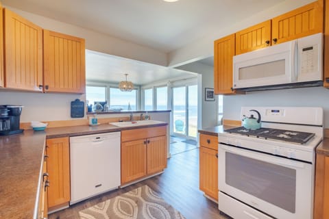Kitchen - Kitchen has oceanfront views.