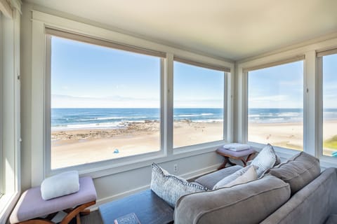 Beachfront viewing room - The best beachfront and tide viewing room in town.  Sunsets, storms, whale watching can't get any better.