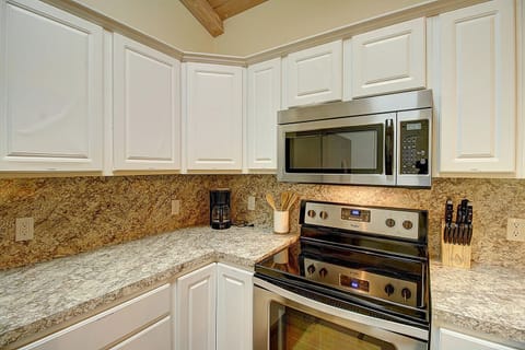 Kitchen - Drip coffee maker, toaster, and other essentials provided