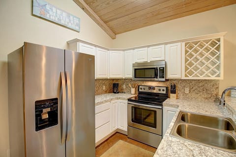 Kitchen - Well equipped kitchen to whip up meals!