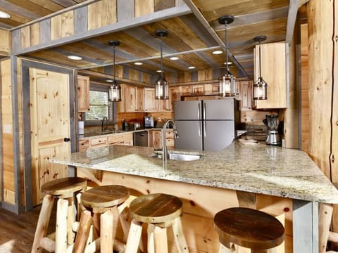 6 guests can sit around the peninsula. The kitchen has a pantry on the left.