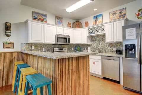 Kitchen - Stylish space that maximizes efficiency without compromising on modern amenities