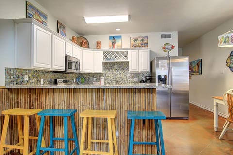 Kitchen - Island breakfast bar for casual dining
