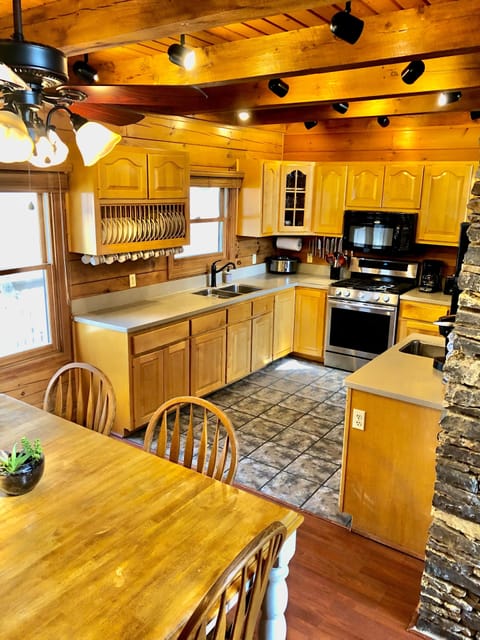 The kitchen and dining room is a great place to enjoy your favorite meals!