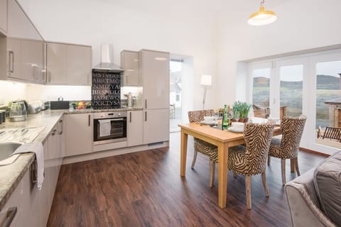 Stables - kitchen and dining table
