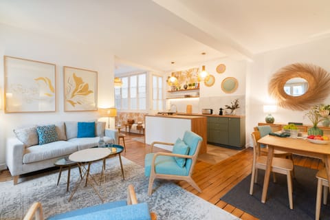 Spacious and bright living area with open kitchen and dining table and chairs