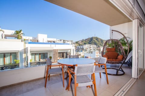 Beatiful 2 bedroom condo with huge balcony facing the mountains