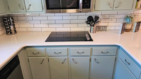 New quartz counter top as of 9/25. 