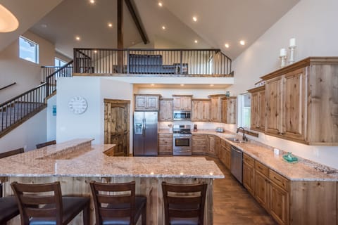 Shundahai Lodge-Kitchen and Loft Area