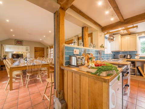 Bearwood House: Sociable divide between the kitchen and large dining area