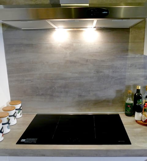 A very safe induction plate with 4 zones is available for cooking.